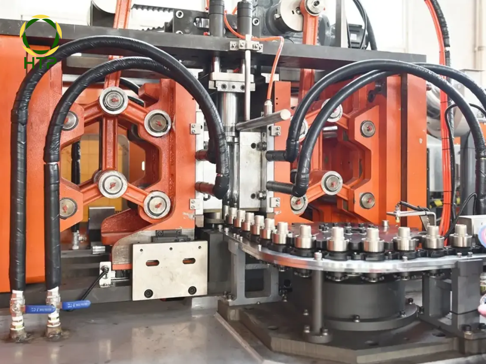 kiểm tra các bộ phận của máy thổi chai nhựa