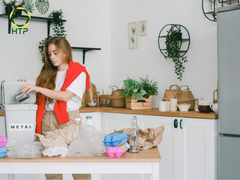 Phân loại nhựa trước đưa đến nhà máy tái chế